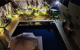Suíte tripla vista piscina em casa moderna e familiar da Mirian